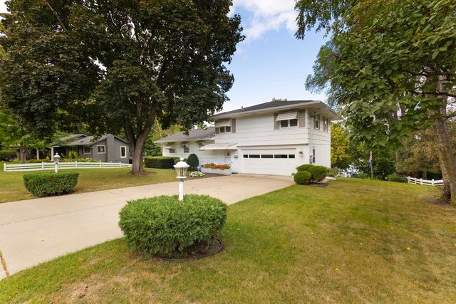 7339 Frontier Trail, Chanhassen, MN 55317