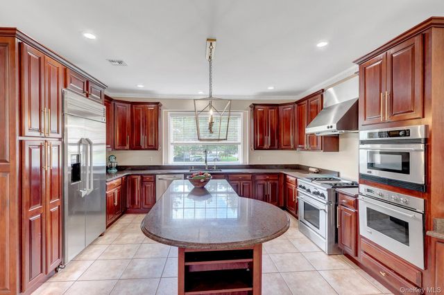 7 Brookline Court, Wading River, NY 11792