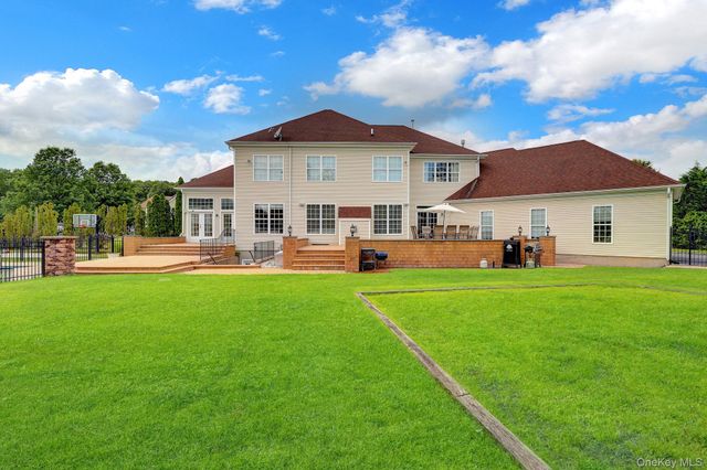 7 Brookline Court, Wading River, NY 11792