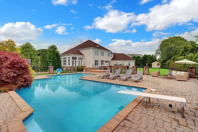 7 Brookline Court, Wading River, NY 11792