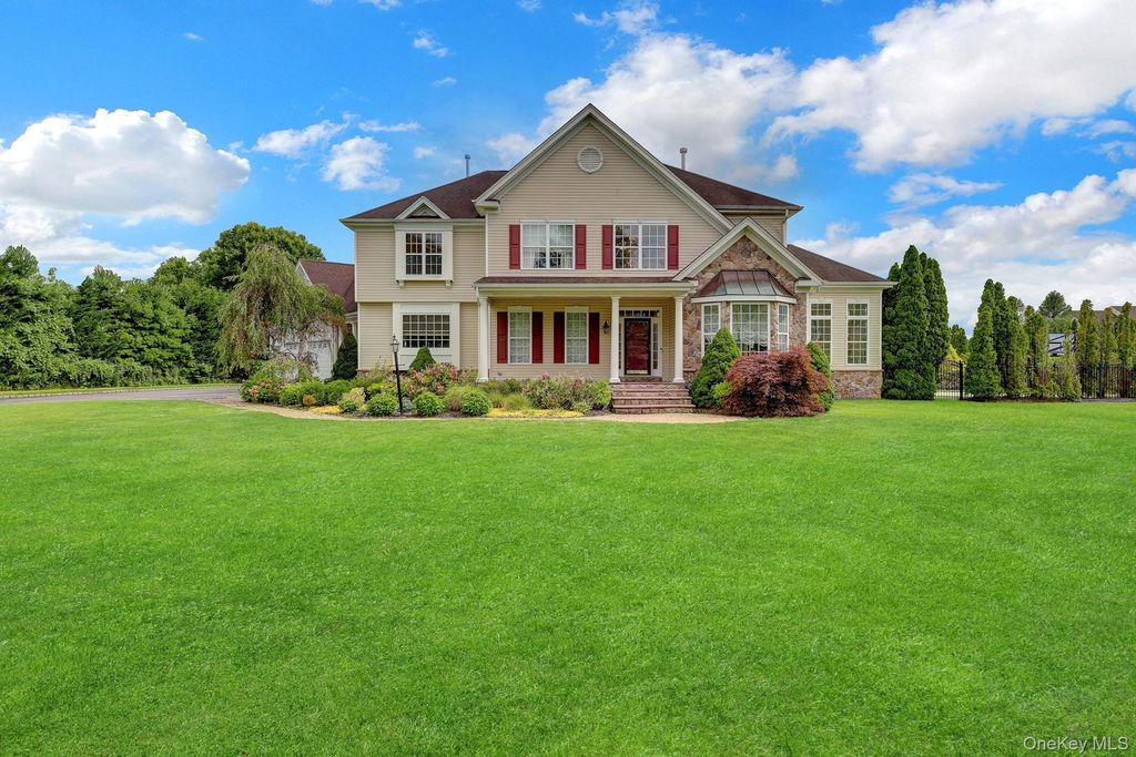7 Brookline Court, Wading River, NY 11792