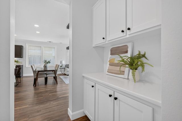 2742 Kalamer Way, Sacramento, CA 95835