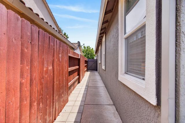 2742 Kalamer Way, Sacramento, CA 95835