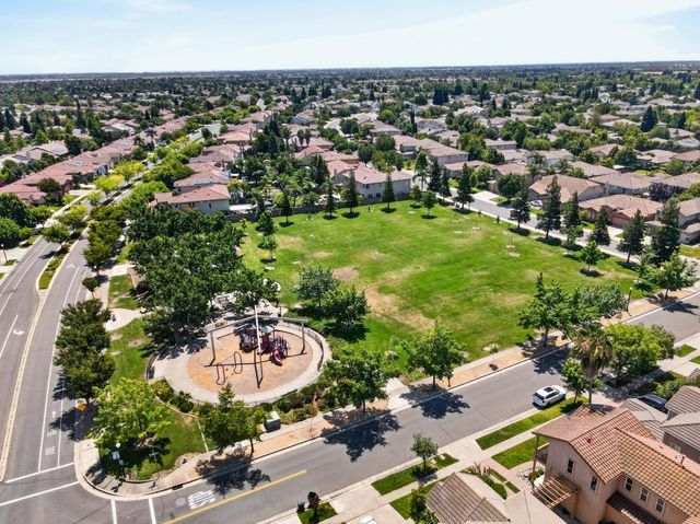 2742 Kalamer Way, Sacramento, CA 95835