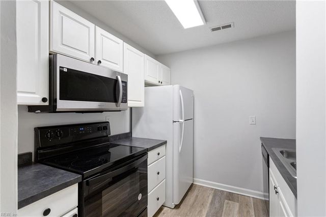 209 Quarter Trl Apt B, Newport News, VA 23608