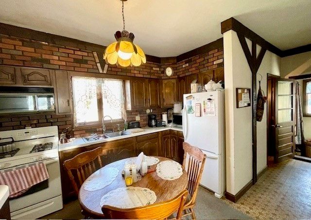 32 Woodstock St, Fall River, MA 02724