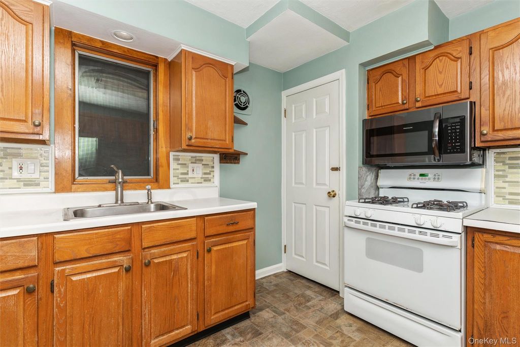 1493 New Hyde Park Drive, New Hyde Park, NY 11040 — photo 2