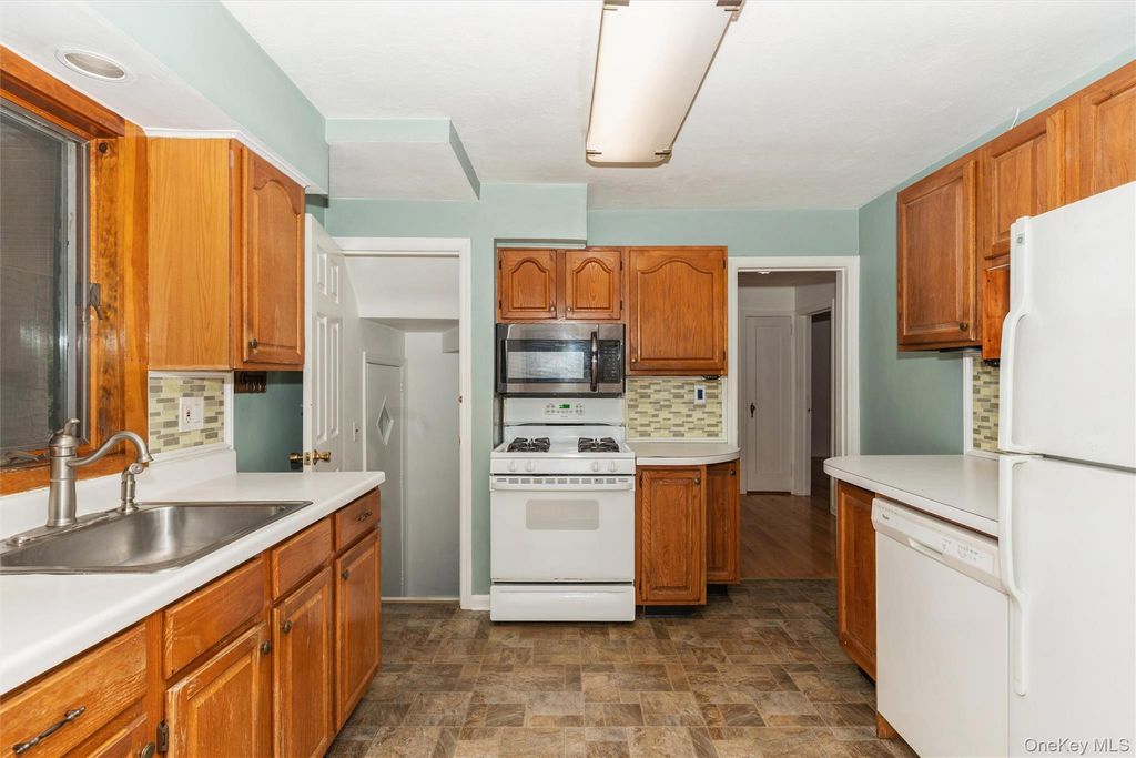 1493 New Hyde Park Drive, New Hyde Park, NY 11040 — photo 3