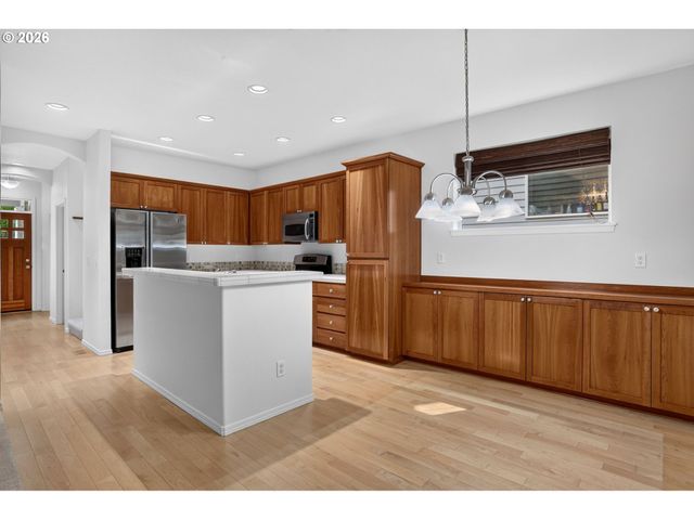 1026 Se ROUNDELAY St, Hillsboro, OR 97123