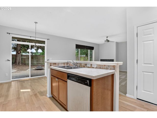 1026 Se ROUNDELAY St, Hillsboro, OR 97123