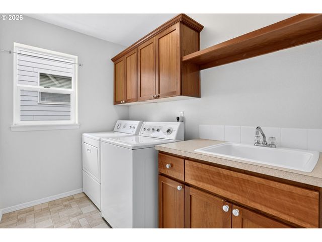 1026 Se ROUNDELAY St, Hillsboro, OR 97123