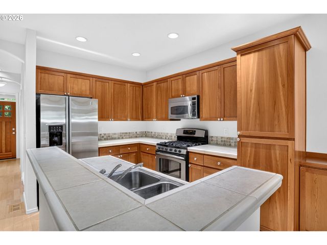 1026 Se ROUNDELAY St, Hillsboro, OR 97123