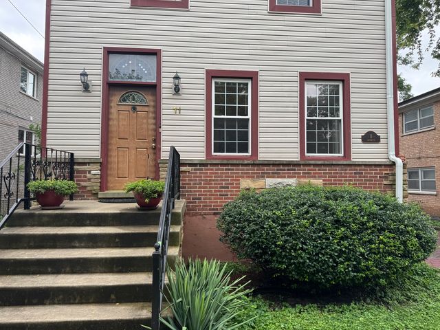 11 Lafayette Road 1, Riverside, IL 60546