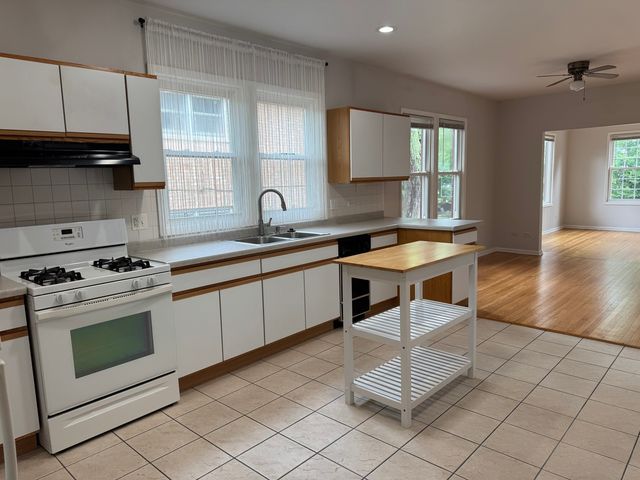 11 Lafayette Road 1, Riverside, IL 60546