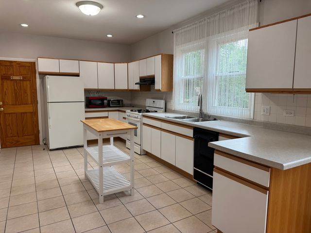 11 Lafayette Road 1, Riverside, IL 60546