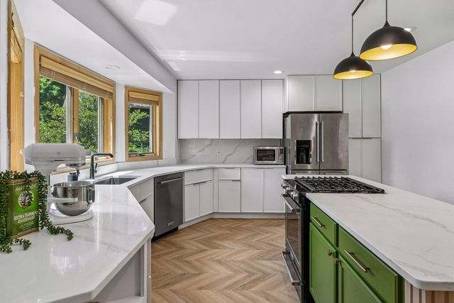 1570 Creek Run Trail, Excelsior, MN 55331