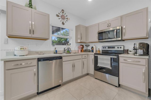504 NE 1st Dr, Florida City, FL 33034