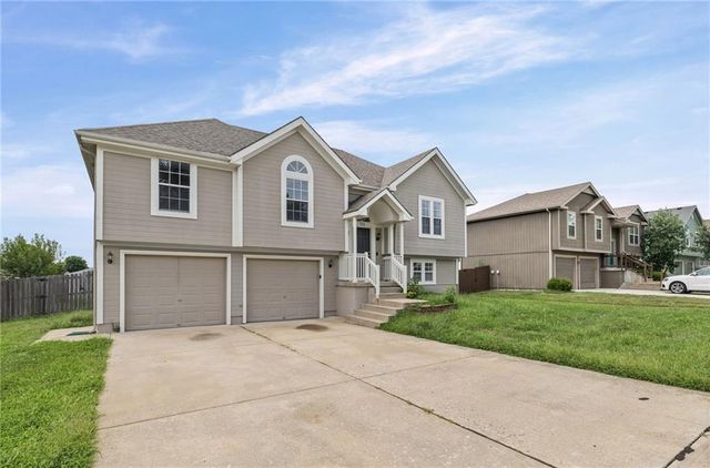 712 S Sunset Lane, Raymore, MO 64083