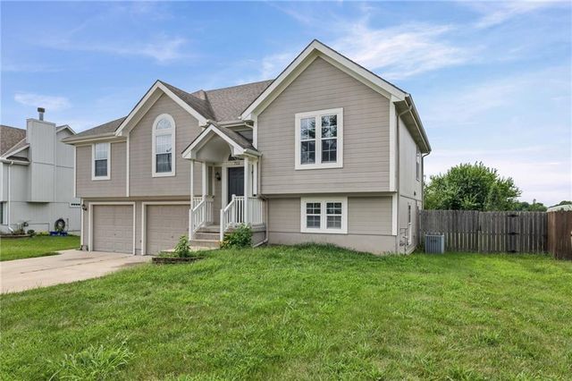 712 S Sunset Lane, Raymore, MO 64083