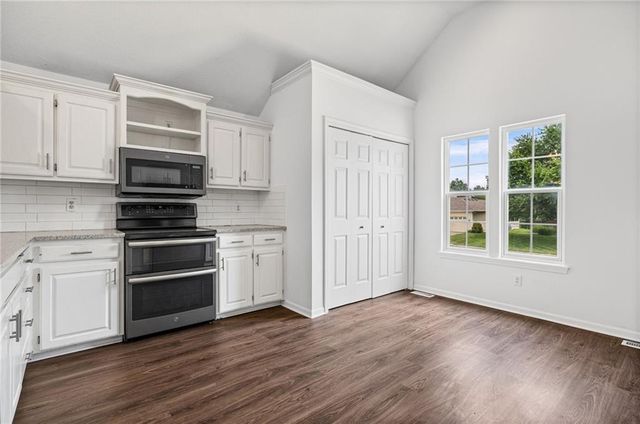 712 S Sunset Lane, Raymore, MO 64083