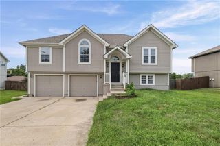 712 S Sunset Lane, Raymore, MO 64083