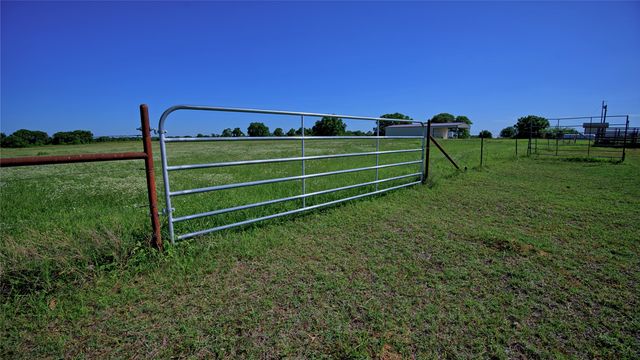 433 Fruitland Road, Bowie, TX 76230