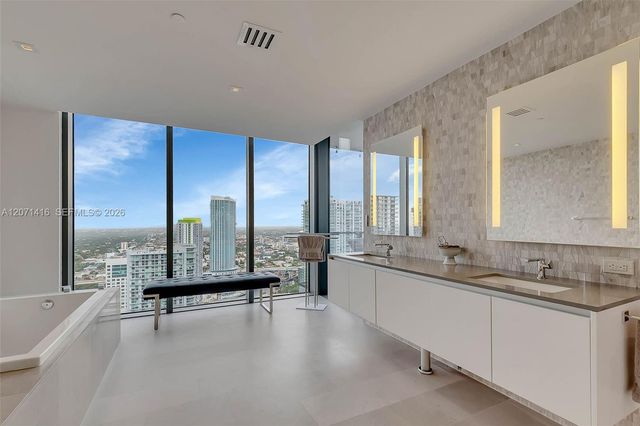 68 SE 6th Street 3911, Miami, FL 33131