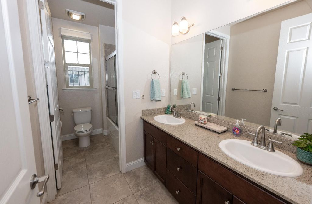 Image 12 of property listing at 1634 E Autumn Sage Avenue, Fresno, CA 93730