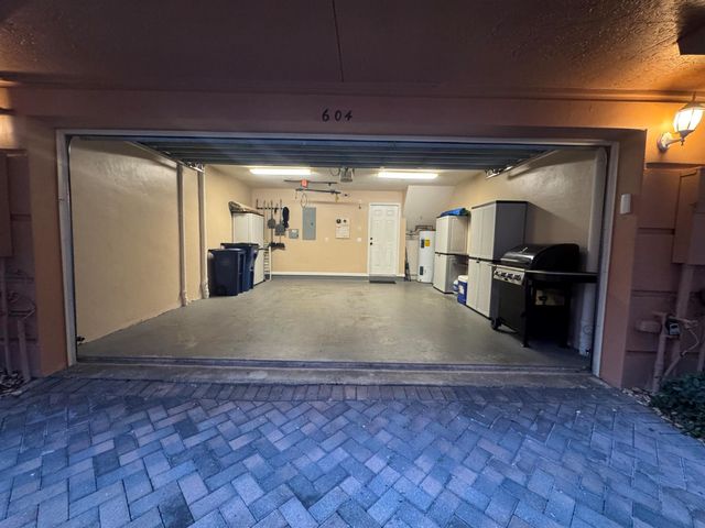 1033 NE 17th Way 604, Fort Lauderdale, FL 33304