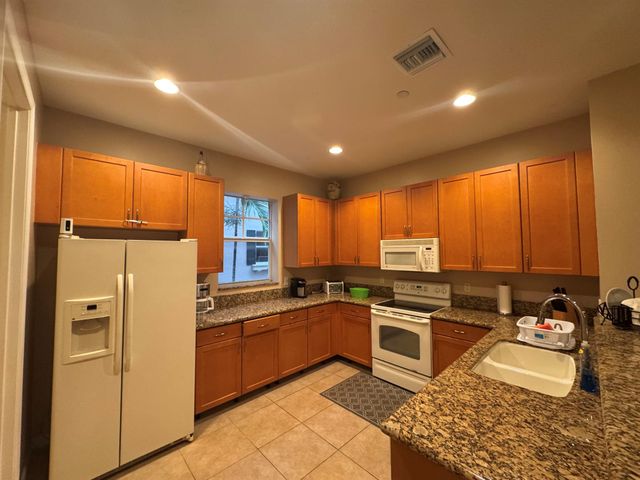 1033 NE 17th Way 604, Fort Lauderdale, FL 33304