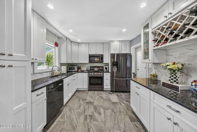 24 Eliot Road, Manalapan, NJ 07726