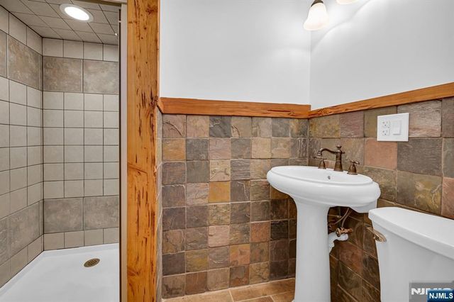 99 McNomee Street, Oakland, NJ 07436