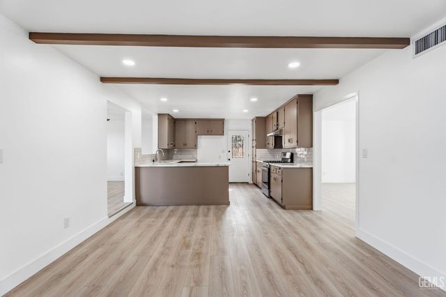 4704 Winners Circle, Bakersfield, CA 93309