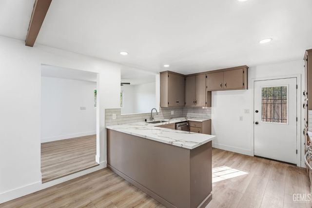 4704 Winners Circle, Bakersfield, CA 93309