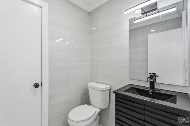 4704 Winners Circle, Bakersfield, CA 93309