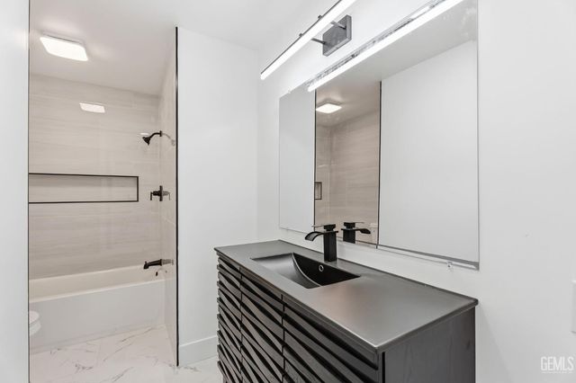 4704 Winners Circle, Bakersfield, CA 93309