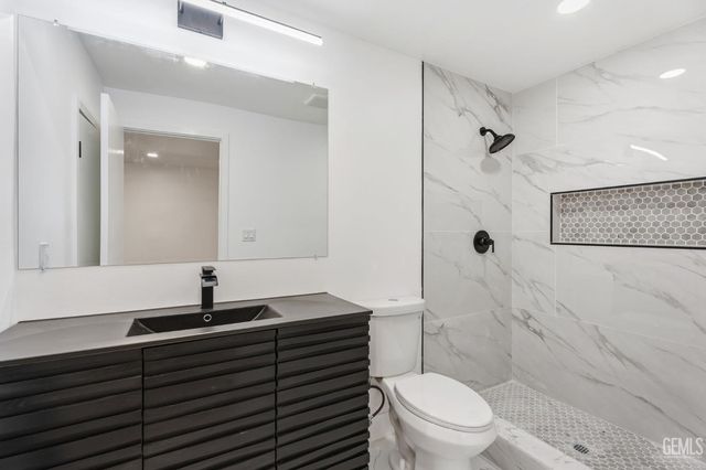 4704 Winners Circle, Bakersfield, CA 93309