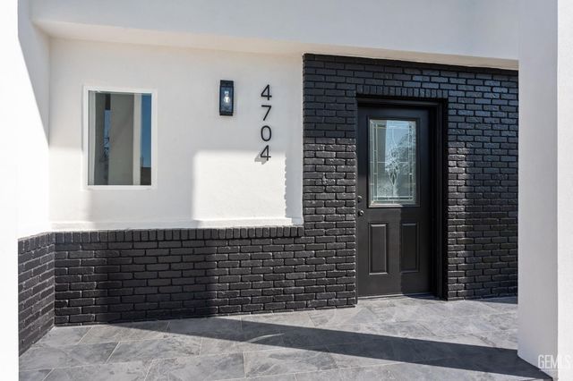 4704 Winners Circle, Bakersfield, CA 93309