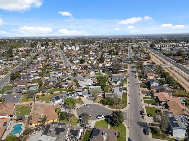 4704 Winners Circle, Bakersfield, CA 93309