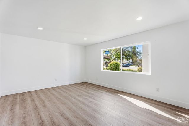 4704 Winners Circle, Bakersfield, CA 93309