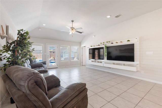 620 Stonewood LN, Buda, TX 78610