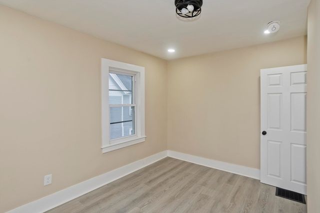 21 Chester St, Springfield, MA 01105