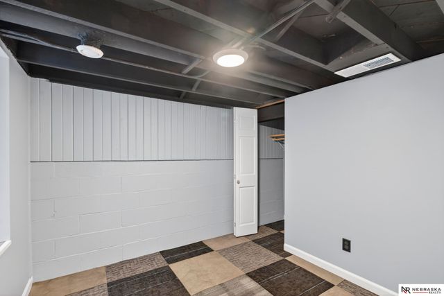 4930 N 33rd Avenue, Omaha, NE 68111