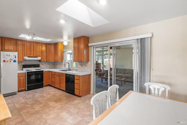 616 Emperor Dr, Suisun City, CA 94585