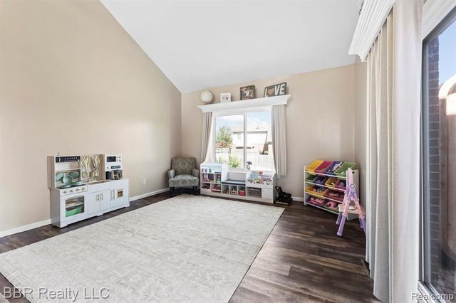 20704 Busenbark Lane, Brownstown, MI 48183