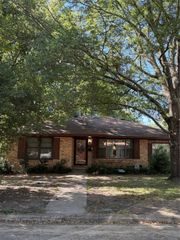 509 N Chestnut Street, Gainesville, TX 76240