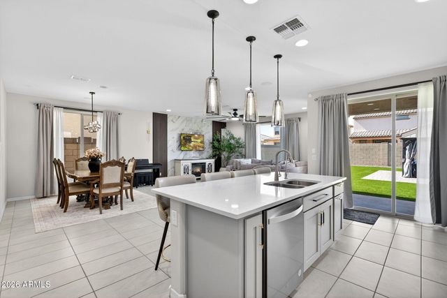 9022 W LUKE Avenue, Glendale, AZ 85305