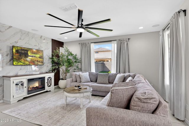 9022 W LUKE Avenue, Glendale, AZ 85305