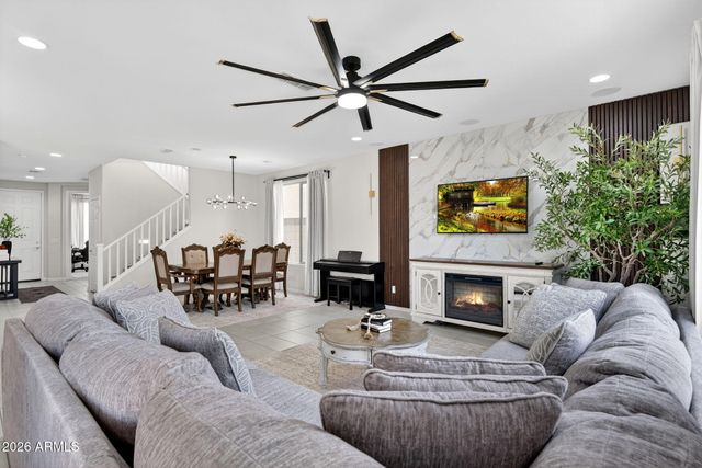 9022 W LUKE Avenue, Glendale, AZ 85305