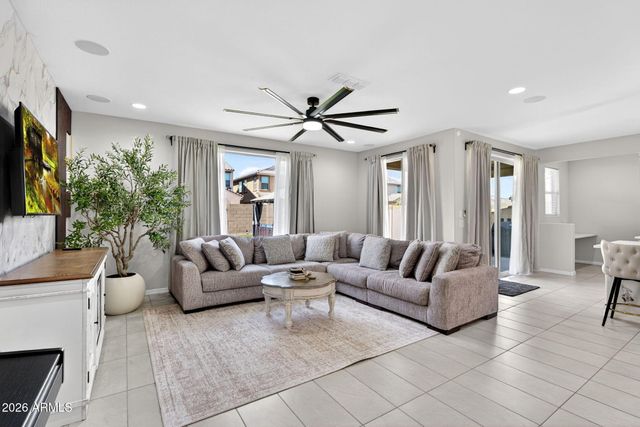 9022 W LUKE Avenue, Glendale, AZ 85305